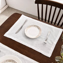 Guardanapo de linho bege em mesa posta elegante com prato decorado