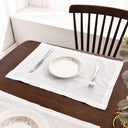 Guardanapo de linho bege em mesa posta elegante com prato decorado