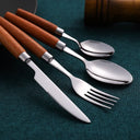 Close-up das peças do jogo de talheres prateado com cabo de madeira, destacando acabamento polido e estilo sofisticado.