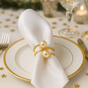 Composição de mesa posta com anel de guardanapo elegante com pérola Casa Splendida para ocasiões especiais