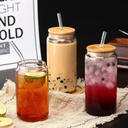 Conjunto com 6 copos de vidro 380ml, tampa de bambu e canudo. Ideal para drinks, caipirinhas e cafés gelados.
