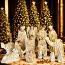 Presépio de Natal completo em gesso resinado com 16 peças, em exposição decorada com árvores de Natal iluminadas.