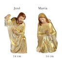 Figuras de José e Maria em gesso resinado, parte do presépio de 16 peças, com altura aproximada de 14 cm.