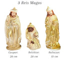 Três Reis Magos em gesso resinado pintado à mão, integrantes do presépio completo de 16 peças.