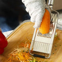 Ralador profissional de legumes em inox com 4 lâminas intercambiáveis e alça antiderrapante.