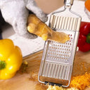 Ralador profissional de legumes em inox com 4 lâminas intercambiáveis e alça antiderrapante.
