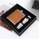 Kit de bolso com cantil 8oz, copo inox e funil. Revestido em couro e embalagem de presente elegante. Compacto e sofisticado.