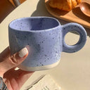 Caneca azul cerâmica 250ml com alça circular e textura pintada à mão
