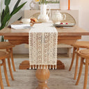 Caminho de mesa bege vintage com renda crochet e franjas, feito em algodão e poliéster, ideal para decoração de mesa elegante