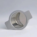 Infusor de chá em inox com malha fina e alças laterais para caneca, encaixe prático e elegante – Casa Splendida