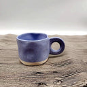Caneca azul cerâmica 250ml com alça circular e textura pintada à mão