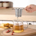 Infusor de chá em inox com malha fina e alças laterais para caneca, encaixe prático e elegante – Casa Splendida