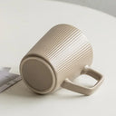 Caneca nórdica cerâmica marrom 450ml com textura listrada