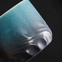 Caneca retrô azul cerâmica com alça de madeira artesanal