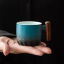 Caneca retrô azul cerâmica com alça de madeira artesanal