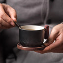 Caneca retrô preta cerâmica com alça de madeira