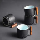 Caneca retrô preta cerâmica com alça de madeira