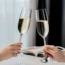 conjunto-tacas-champagne-cristal-lapidado.jpg" alt="Conjunto com 2 taças de champagne em cristal lapidado com haste cravejada dourada e prateada