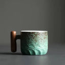Caneca retrô azul cerâmica com alça de madeira artesanal
