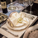Porta-guardanapos metálicos vazados com acabamento eletroplated em dourado floral para eventos e mesa posta elegante