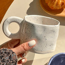 Caneca branca moderna 250ml com alça circular e acabamento pontilhado
