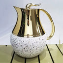 Garrafa térmica dourada com alça cromada e detalhe em flocos brilhantes, estilo europeu