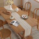Caminho de mesa bege vintage com renda crochet e franjas, feito em algodão e poliéster, ideal para decoração de mesa elegante
