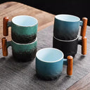 Caneca retrô azul cerâmica com alça de madeira artesanal