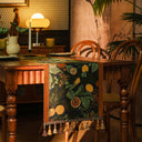Caminho de mesa floral farmhouse em linho e poliéster com bordado delicado, ideal para mesa de jantar, cozinha e eventos.