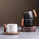Caneca retrô branca cerâmica com alça de madeira