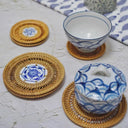 Suporte de copo artesanal em rattan com porcelana azul