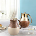 Garrafa térmica decorativa com acabamento dourado e corpo com efeito madeira elegante