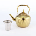 Chaleira inox dourada com filtro e capacidade de até 2L. Elegância, resistência e compatível com fogão por indução. Casa Splendida.