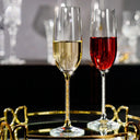 conjunto-tacas-champagne-cristal-lapidado.jpg" alt="Conjunto com 2 taças de champagne em cristal lapidado com haste cravejada dourada e prateada