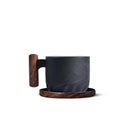 Caneca retrô preta cerâmica com alça de madeira