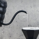 Chaleira inox preta com bico fino tipo pescoço de ganso e termômetro na tampa para café e chá com precisão