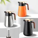 Garrafa térmica 1L Casa Splendida com alça de madeira e tampa dourada nas cores preto, inox e laranja