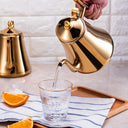 Chaleira inox dourada com infusor removível para chá elegante Casa Splendida