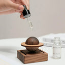 difusor de madeira artesanal formato planeta com base quadrada para aromaterapia