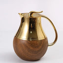Garrafa térmica decorativa com acabamento dourado e corpo com efeito madeira elegante