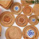 Suporte de copo artesanal em rattan com porcelana azul