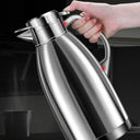 Garrafa térmica Roman inox prata servindo água quente com tampa de botão e alça ergonômica