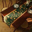 Caminho de mesa floral farmhouse em linho e poliéster com bordado delicado, ideal para mesa de jantar, cozinha e eventos.