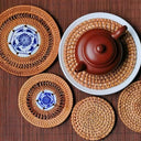 Suporte de copo artesanal em rattan com porcelana azul