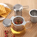 Infusor de chá em inox com malha fina e alças laterais para caneca, encaixe prático e elegante – Casa Splendida