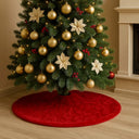 Saia de Pelúcia Vermelha Casa Splendida posicionada sob árvore de Natal decorada, destacando charme e elegância na sala de estar
