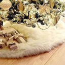 Detalhe da saia para árvore de Natal branca Casa Splendida com textura de pelúcia alta, visual aconchegante e toque de neve.