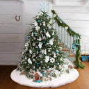 Saia para árvore de Natal branca Casa Splendida — decoração sofisticada com pelúcia premium, árvore iluminada e ambiente elegante.