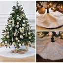 Saia de árvore de Natal Casa Splendida em pelúcia branca, com presentes e enfeites ao redor, criando clima natalino acolhedor.