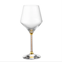 Conjunto com 2 taças de cristal lapidadas com design refinado e base facetada. Ideal para brindar com elegância e decorar com sofisticação.